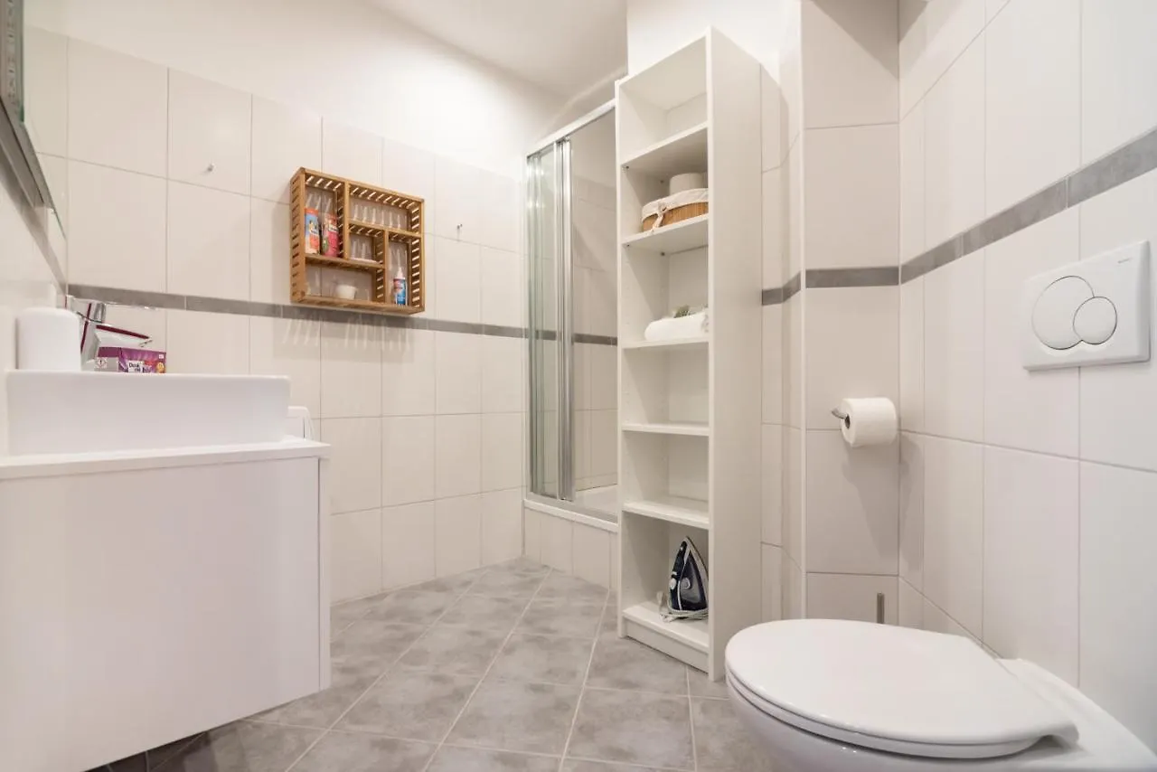 Cozy And Central City Apartment At The Belvedere Wenen Oostenrijk